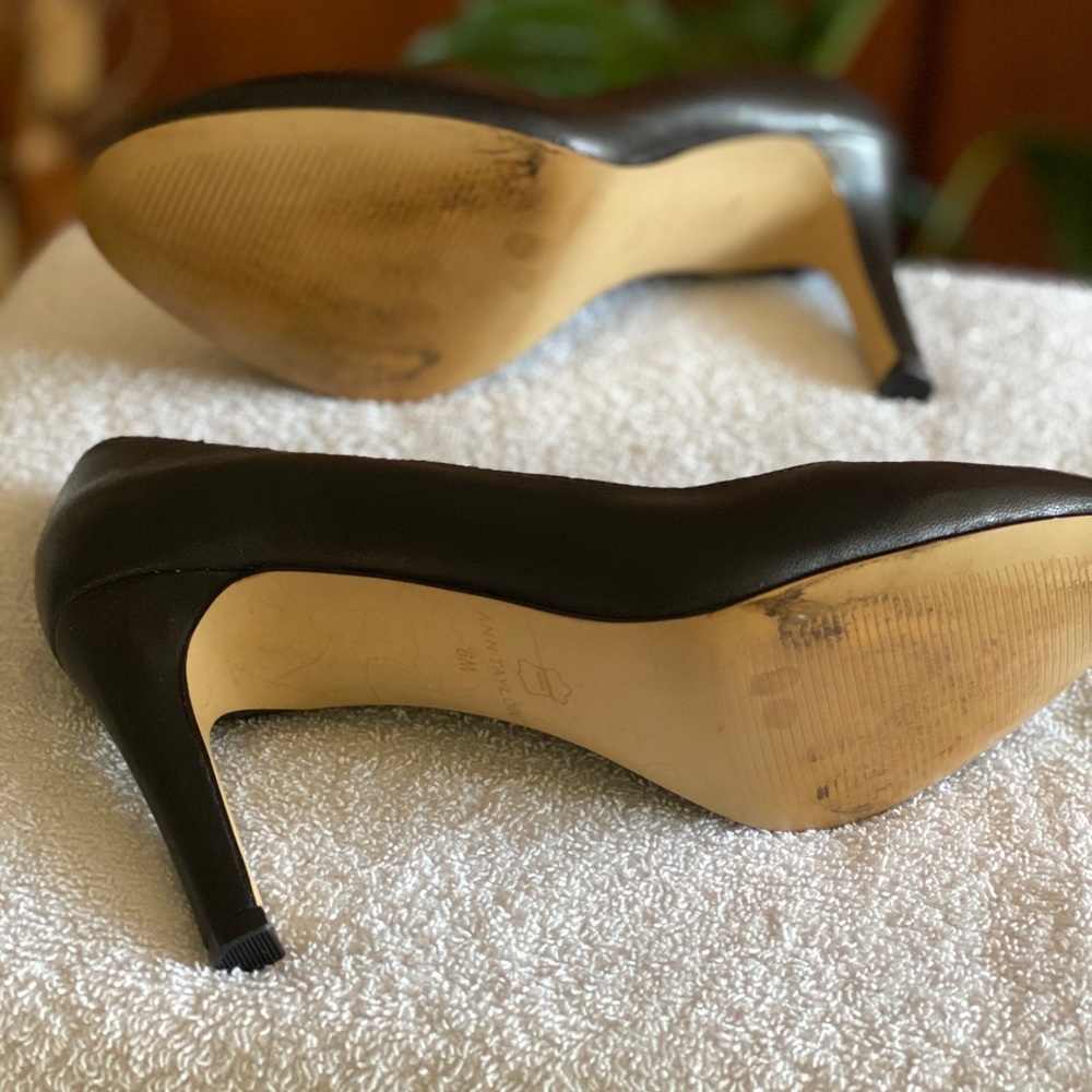 Black Round toe pump
